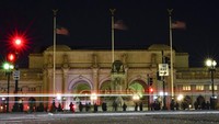 Pengamat burung berbaris di Lingkaran Columbus di depan Union Station di Washington, Jumat, (7/1/2022), berharap bisa melihat sekilas burung hantu bersalju langka.