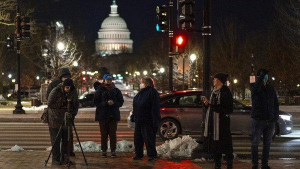 Dengan kubah Capitol AS di kejauhan, para pengamat burung berbaris di Columbus Circle di depan Union Station di Washington, Sabtu, (8/11/2022), berharap bisa melihat sekilas burung hantu bersalju langka. Dengan kubah Capitol AS di kejauhan, para pengamat burung berbaris di Columbus Circle di depan Union Station di Washington, Sabtu, (8/11/2022), berharap bisa melihat sekilas burung hantu bersalju langka.