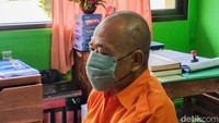 B saat ini menjalani penahanan di Mapolres Kulon Progo. Dia disangkakan pasal 81 KUHP tentang persetubuhan dengan tipu muslihat dan rangkaian kebohongan membujuk anak untuk melakukan persetubuhan. Serta pasal 82 KUHP tentang pelaku pencabulan terhadap anak, dengan ancaman hukuman penjara maksimal 15 tahun atau denda Rp 5 miliar.