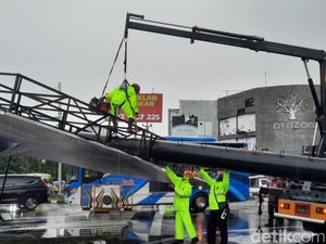 Baliho Jumbo di Perempatan Concat Sleman Roboh, Arus Lalin Dialihkan