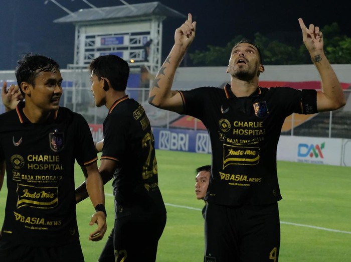 Pesepak bola PSIS Semarang Wallace Costa (kanan) dan rekan setimnya melakukan selebrasi usai mencetak gol ke gawang Persiraja Banda Aceh pada pertandingan Liga 1 di Stadion Kompyang Sujana, Denpasar, Bali, Rabu (12/1/2022) malam. PSIS Semarang menang atas Persiraja Banda Aceh dengan skor 1-0. ANTARA FOTO/Nyoman Hendra Wibowo/foc.
