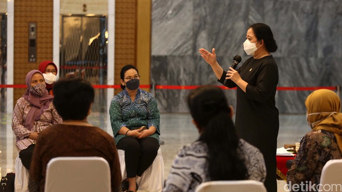 Ketua DPR RI Puan Maharani menerima sejumlah aktivis perempuan. Puan mendengarkan aspirasi mereka terkait RUU Tindak Pidana Kekerasan Seksual (TPKS).