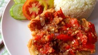 Konon ayam geprek Jogja merupakan pelopor ayam geprek. Ayam digoreng tepung lalu digeprek di atas sambal. Coba lihat resep selengkapnya di sini untuk membuatnya. Foto: iStock