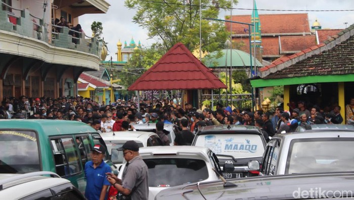 Ribuan santri menjaga pesantren untuk mencegah penangkapan MSAT, anak kiai di Jombang yang menjadi tersangka dugaan pencabulan santriwati. Penjagaan dilakukan karena tersiar kabar MSAT akan dijemput paksa polisi.