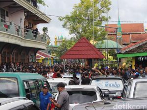 Ribuan Santri Cegah Polisi Jemput Anak Kiai di Jombang Tersangka Pencabulan