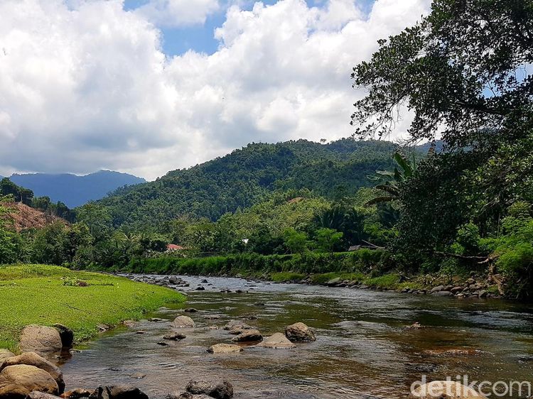 Foto: Bisa Main Air di Sungai Sejernih Ini di Sulawesi Barat