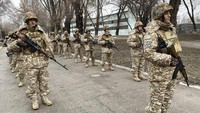 Dalam foto yang dirilis oleh Layanan Pers Kementerian Pertahanan Rusia, pasukan penjaga perdamaian Organisasi Perjanjian Keamanan Kolektif menghadiri briefing sebelum menjaga sebuah daerah di Almaty, Kazakhstan, Selasa, (11/1/2022). Dikatakan Presiden Kazakhstan Kassym-Jomart Tokayev, penarikan pasukan akan berlangsung tidak lebih dari 10 hari.