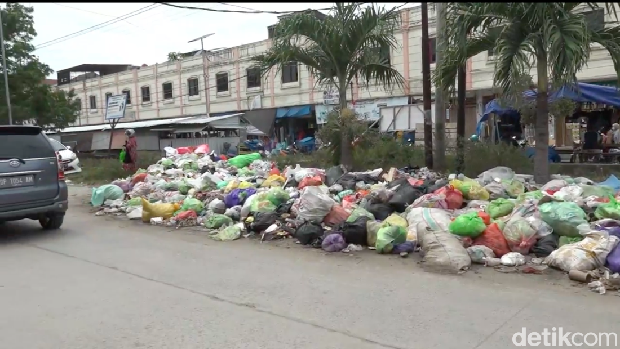 Sampah berserakan di Polman karena akses ke TPA ditutup warga