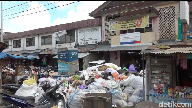 Sampah berserakan di Polman karena akses ke TPA ditutup warga