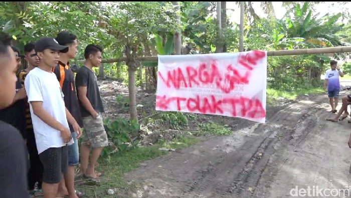 Sampah berserakan di Polman karena akses ke TPA ditutup warga