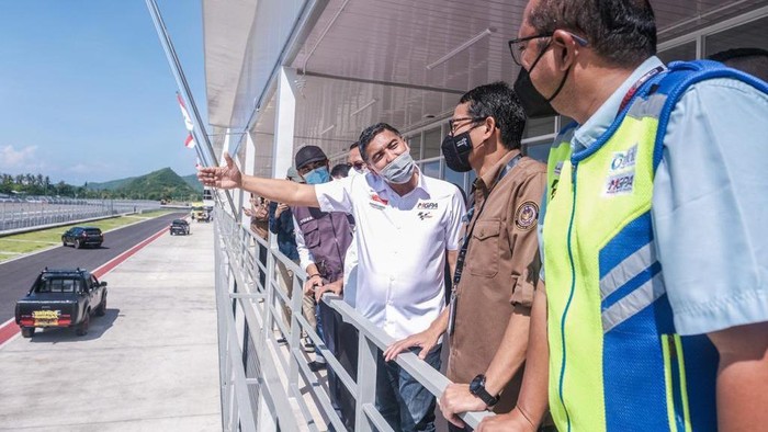 Menteri Pariwisata dan Ekonomi Kreatif/Kepala Badan Pariwisata dan Ekonomi Kreatif, Sandiaga Salahuddin Uno, meninjau persiapan pelaksanaan event balap internasional MotoGP Indonesia 2022 yang akan berlangsung di Sirkuit Mandalika, Lombok, Nusa Tenggara Barat, pada 18-20 Maret 2022.