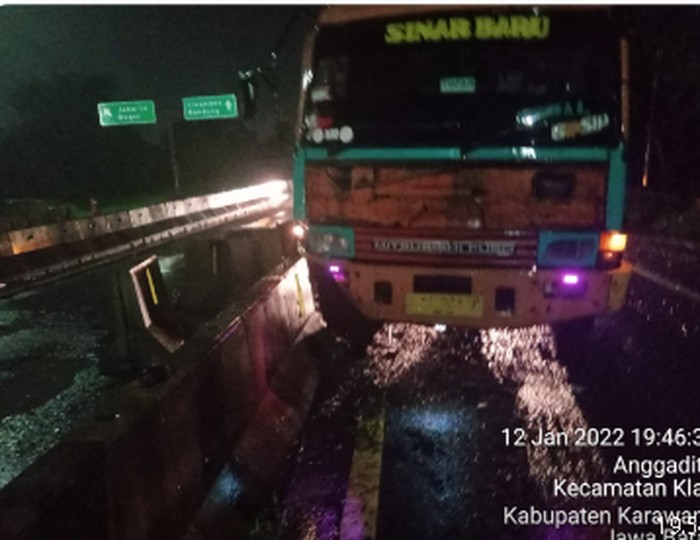 Sebuah truk menabrak beton pembatas hingga menutup jalan di Km 54 Tol Jakarta-Cikampek. Exit Tol di Karawang Timur pun ditutup sementara. (dok Twitter @JASAMARGA)