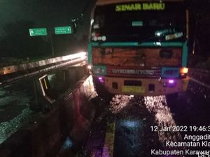 Truk Tabrak Road Barrier, Exit Tol Japek Km 54 Ditutup Sementara