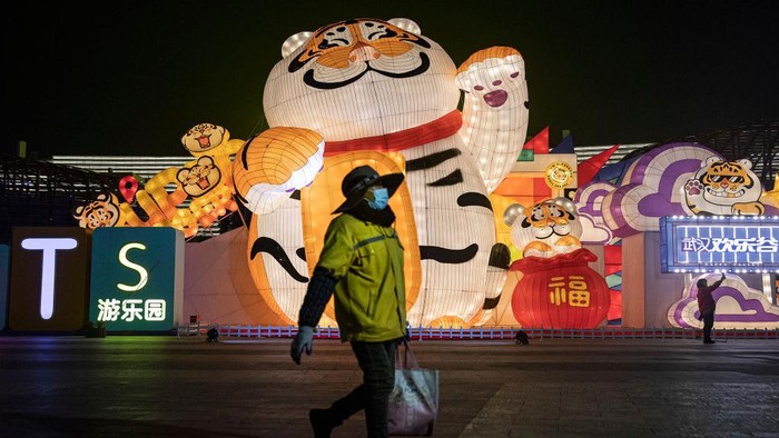 Semarak Festival Cahaya di Wuhan Sambut Tahun Baru Imlek WUHAN, CHINA - JANUARY 9: (CHINA OUT) Performers dressed as tigers drive a float parade during tiger light festival at Wuhan Happy Valley on January 9, 2022 in Wuhan, Hubei Province, China. China will be marking the Spring Festival which begins with the Lunar New Year on February 1, ushering in the Year of the Tiger. (Photo by Getty Images)