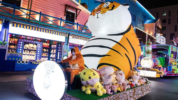 Semarak Festival Cahaya di Wuhan Sambut Tahun Baru Imlek WUHAN, CHINA - JANUARY 9: (CHINA OUT) Performers dressed as tigers drive a float parade during tiger light festival at Wuhan Happy Valley on January 9, 2022 in Wuhan, Hubei Province, China. China will be marking the Spring Festival which begins with the Lunar New Year on February 1, ushering in the Year of the Tiger. (Photo by Getty Images)