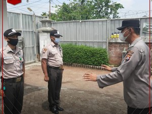 Ragam Tanggapan Satpam di Jaksel Soal Seragam Baru Warna Krem