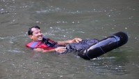 Waki Bupati Garut Helmi Budiman menjajal river tubing di Muara Cibentang Garut, Jawa Barat.