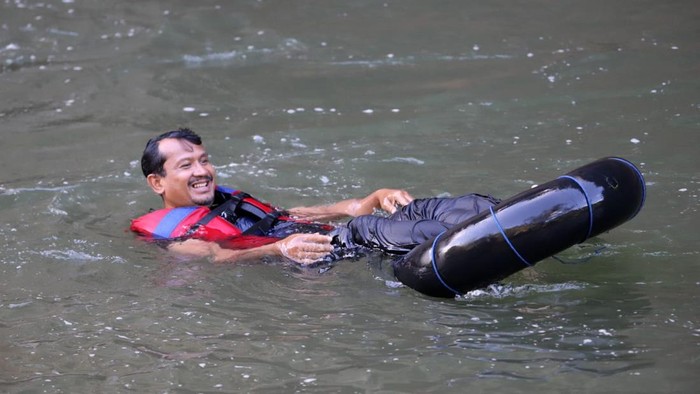 Seru! Memacu Adrenalin Jajal River Tubing di Pedalaman Garut Di Garut ada wahana bermain river tubing yang belum banyak dikunjungi. Pemerintah setempat pun berencana menyulapnya jadi objek wisata alam yang komplit.