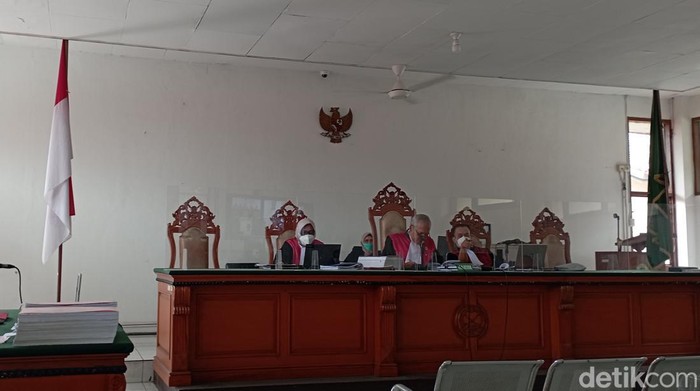 Sidang eks Kades Cikole