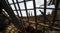 Longsornya tanggul membuat tiga rumah warga rusak parah.