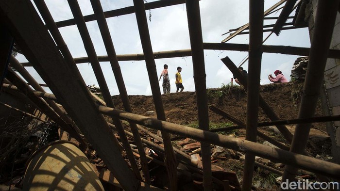 Tanggul Citarum Longsor, 3 Rumah Jebol Tanggul Sungai Citarum di Desa Lenggah Jaya, Cabangbungin, Kabupaten Bekasi, longsor. Longsornya tanggul membuat tiga rumah warga rusak parah.