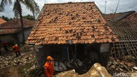 Pemerintah setempat beserta BPBD langsung meninjau rumah warga yang terdampak.