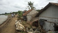 Sebelumnya tanggul di kawasan ini retak dan rusak parah, warga sekitar pun mengkhawatirkan akan terjadi musibah longsor.