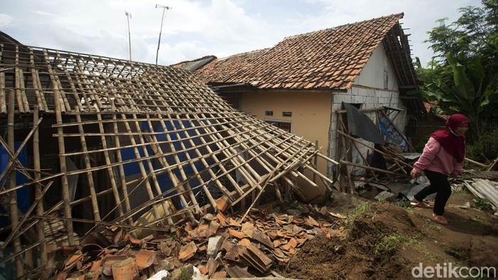 Tanggul Sungai Citarum di Desa Lenggah Jaya, Cabangbungin, Kabupaten Bekasi, longsor. Longsornya tanggul membuat tiga rumah warga rusak parah.