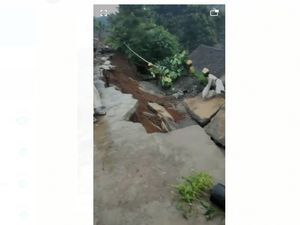Tanggul Sungai Citarum Jebol, Rusak Tiga Rumah