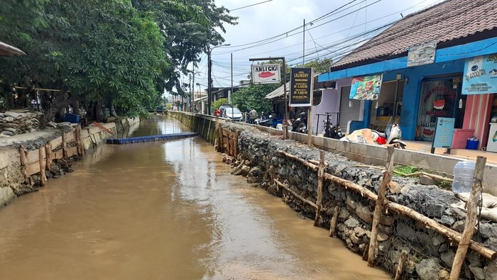Tanggul sementara di Kawasan Hek, Jakarta Timur, Rabu (12/1)