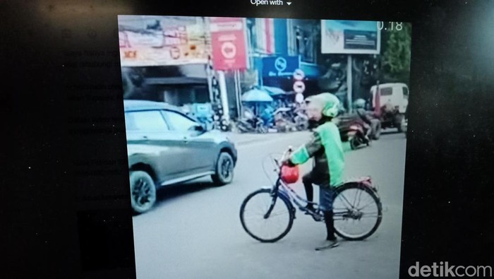 Tangkapan layar ojol bersepeda ontel di Karawang