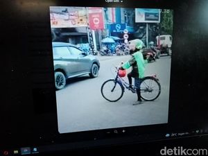 Kapolres Karawang Buru Ojol Bersepeda Ontel, Ada Apa Gerangan?
