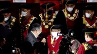 Belum lama ini, mantan Menteri Kesehatan (Menkes), Letnan Jenderal TNI (Purn) Prof. Dr. dr. Terawan Agus Putranto, Sp.Rad (K) RI mendapatkan gelar Profesor Kehormatan (Guru Besar Tidak Tetap) dari Universitas Pertahanan (Unhan) RI. Gelar guru besar bidang Ilmu Pertahanan Bidang Kedokteran Militer itu diberikan di Gd. Aula Merah Putih Kampus Bela Negara Unhan RI Komplek IPSC Sentul-Jawa Barat, Rabu (12/1/2022).