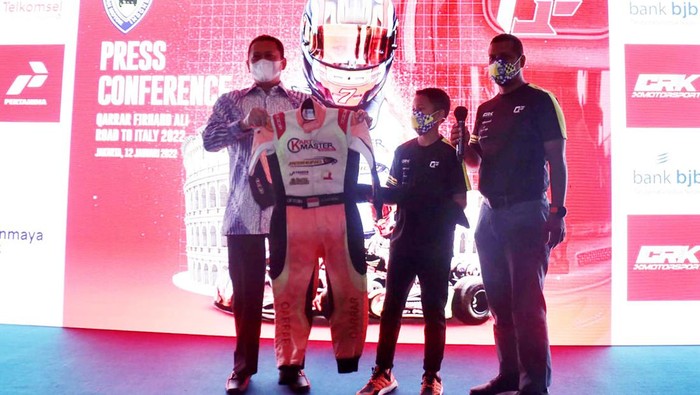 Terbang ke Italia, Pebalap Muda Ini Naik ke Level Internasional Ikatan Motor Indonesia (IMI) melepas salah satu pembalap muda gokart berangkat ke Italia. Perginya pembalap berusia 11 tahun ini untuk menggali pengalaman demi meningkatkan level ke tingkat yang lebih tinggi usai meraih berbagai kejuaraan Nasional yang pernah diikutinya.