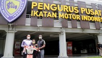 Terbangnya sang pembalap cilik ini sendiri juga mendapat dukungan dari Bank Pembangunan Jawa Barat dan Banten (bjb) agar semakin naik di level Internasional. Qarrar Firhand Ali mengaku sudah sangat siap untuk berlaga di dunia balap Gokart Internasional. Pasalnya, keberangkatan kali ini merupakan yang kedua setelah pada akhir tahun kemarin juga sudah mengikuti beberapa kejuaraan. 