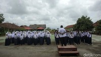 Perlu diketahui jumlah anak yang sekolah di sini sebanyak 800 siswa.