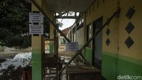 Di area sekolah juga telah dipasang pembatas agar anak-anak maupun tamu tak melintasi area bangunan yang telah rusak.