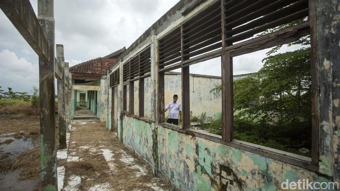 Tolong! 13 Kelas SMPN 1 Cabangbungin Bekasi Rusak Berat Seorang guru memeriksa ruangan kelas yang rusak parah di SMPN 1 Cabangbungin, Kabupaten Bekasi, Rabu (12/1). Sebanyak 13 kelas rusak parah akibat termakan usia.