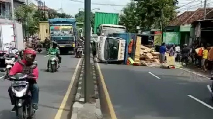 Truk Terguling Penuhi Badan Jalan Raya Kepulangan, Jalur Surabaya-Malang Contra Flow