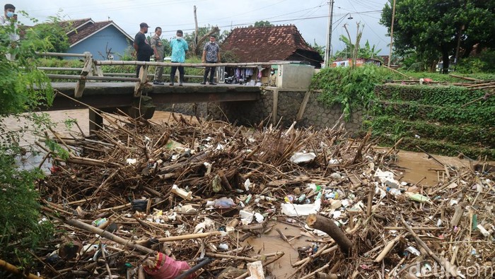 Tumpukan sampah di Sungai Piji, Desa Kesambi, Kecamatan Mejobo, Kudus, Rabu (12/1/2022).