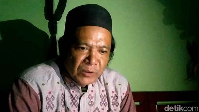 Uztaz Zaenuri, tokoh agama Desa Plakaran yang membujuk keluarga SAR agar bersedia menguburkan mayat anaknya.