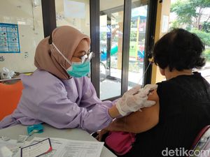 Vaksinasi Booster Hari Pertama, Puskesmas Cempaka Putih Siapkan 100 Dosis