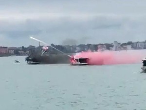 Perang Suporter Venezia dan AC Milan.... di Atas Kapal!