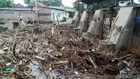 Tumpukan sampah ini membuat debit air di bendungan tersebut meluap saat curah hujan tinggi.
