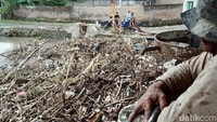 Warga lain, Eko Prasetyo (35), mengungkap bendung Soka sering tersumbat. Air kadang meluap ke jalan kampung.
