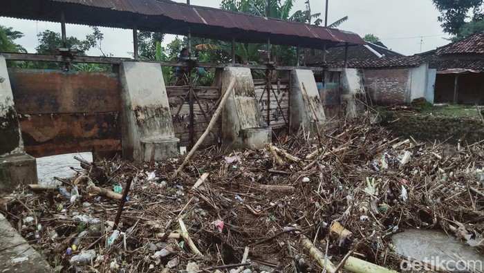 Sampah menumpuk di pintu Bendung Soka di kawasan Klaten, Jawa Tengah. Tumpukan sampah ini membuat debit air di bendungan meluap saat curah hujan tinggi.
