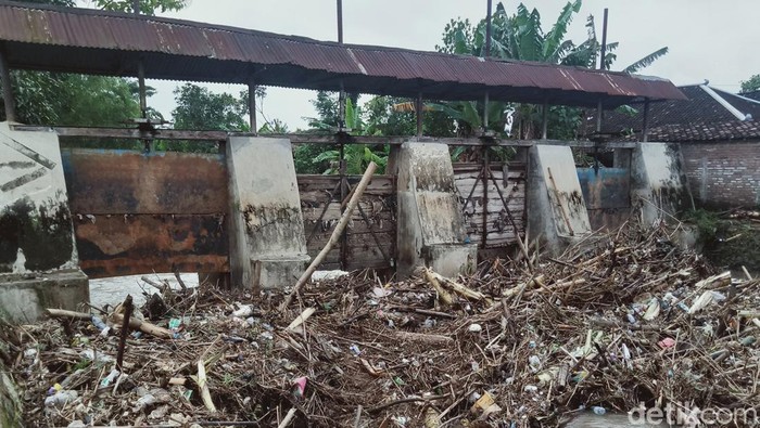 Sampah menumpuk di pintu Bendung Soka di kawasan Klaten, Jawa Tengah. Tumpukan sampah ini membuat debit air di bendungan meluap saat curah hujan tinggi.