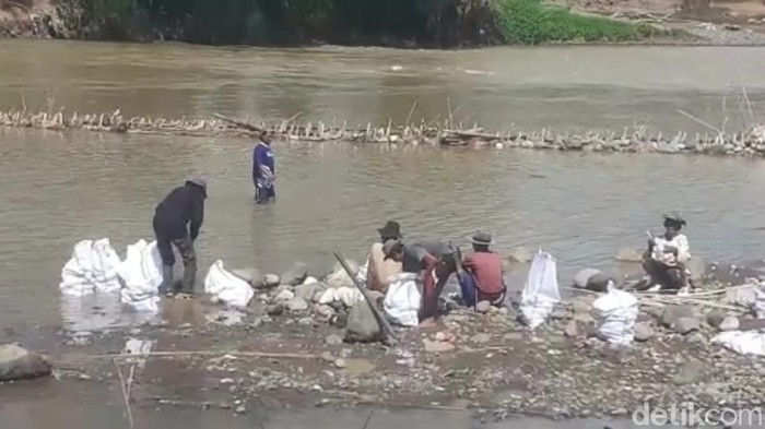 Warga Bantargadung, Kabupaten Sukabumi memperbaiki Irigasi Jebol