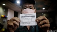 Vaksin booster ini pun diberikan secara gratis karena vaksin COVID-19 merupakan kebutuhan dasar rakyat yang merupakan tanggung jawab negara. Diketahui, ada 5 jenis vaksin yang disetujui BPOM untuk digunakan sebagai booster yakni Pfizer, AstraZeneca (Vaxzevria dan Kconecavac), Moderna, dan Zifivax.