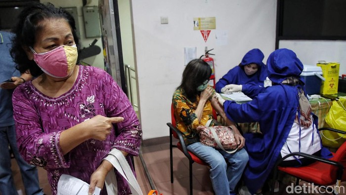 Hari ini vaksin booster COVID-19 mulai diberikan untuk masyarakat umum. Puskesmas di Kelapa Gading pun ramai didatangi warga yang hendak divaksin booster.